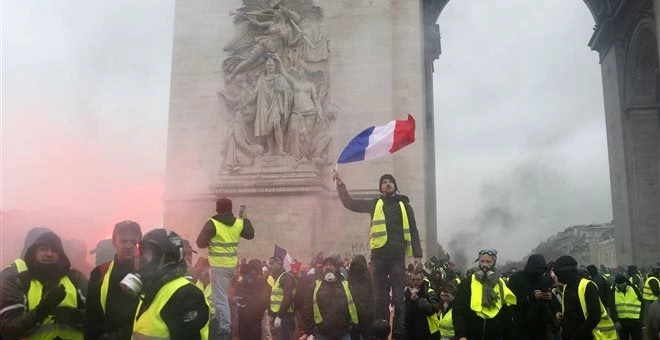 Αναστολή της αύξησης φόρων στα καύσιμα αποφάσισε ο Μακρόν